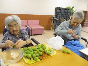 梅のヘタ取り