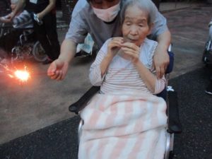 手持ち花火もきれいですね✨