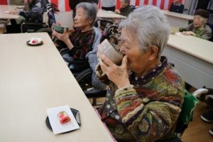 お抹茶に可愛らしいお茶菓子を添えて