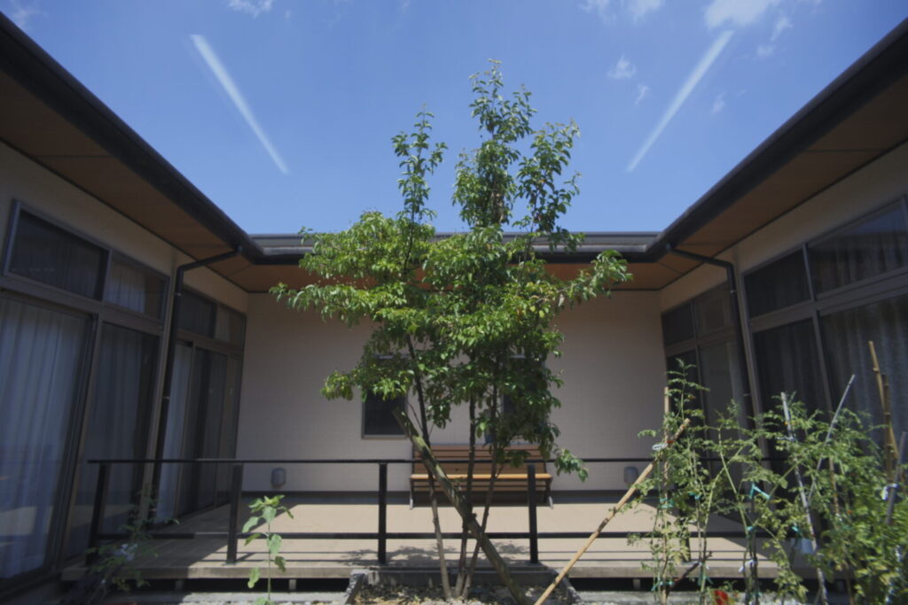 ③GHゆりはま_中庭